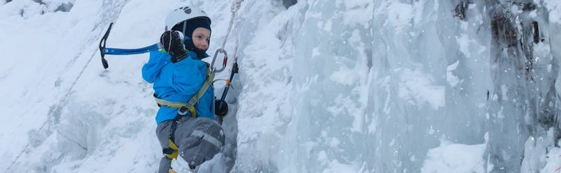 Aventure d’escalade sur glace pour enfants à Pyhä-Luosto
